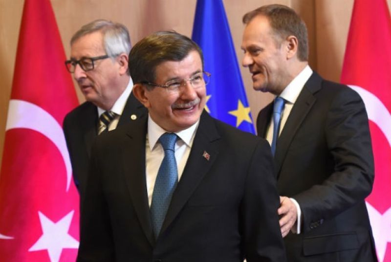 Σε εξέλιξη τριμερής συνάντηση Νταβούτογλου, Τουσκ και Γιούνκερ