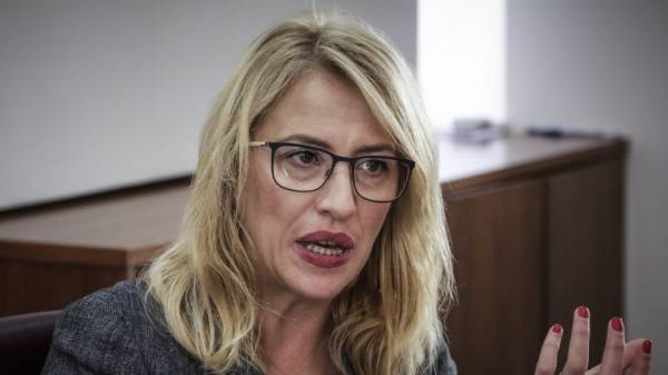 Δούρου: Δεν είμαι εξαφανισμένη στα άσχημα και παρούσα στις κορδέλες