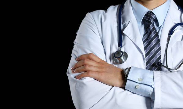 «Plan B» με επίταξη γιατρών σε περιοχές που πιέζονται επιδημιολογικά