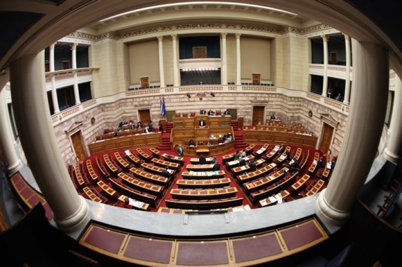 Δημόσιο: Ανάβει φωτιές η απόφαση της Επιστημονικής Επιτροπής της Βουλής για το ν/σ για διαθεσιμότητες- απολύσεις συμβασιούχων