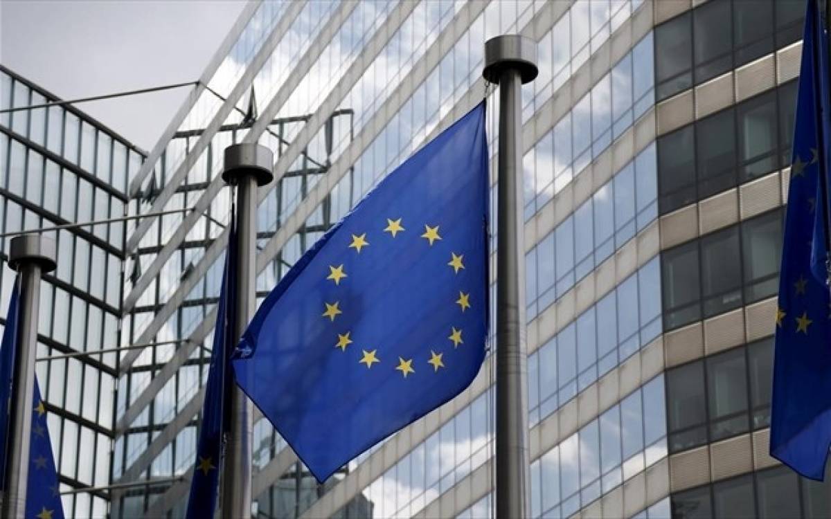Η Κομισιόν χαιρετίζει την εκταμίευση της τελευταίας δόσης