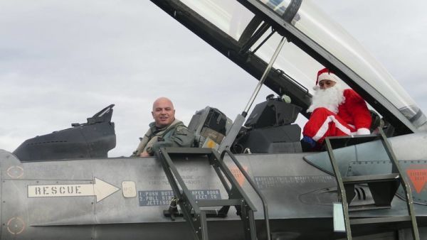 Άγιος Βασίλης σε... F-16!