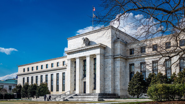 Fed: Θετικό σήμα για νομισματική χαλάρωση από τον Σεπτέμβριο