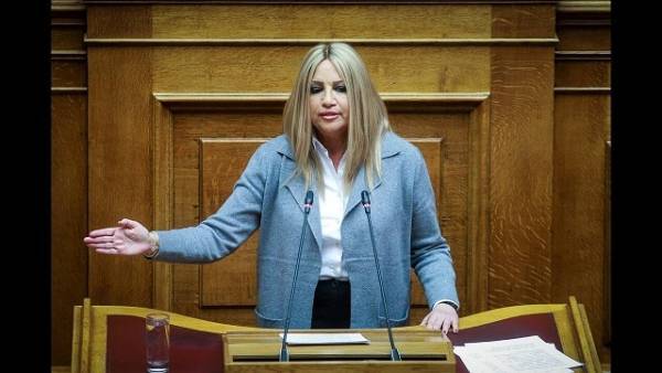 Γεννηματά: Θα σκίζατε τα μνημόνια και σκίσατε τη μεσαία τάξη