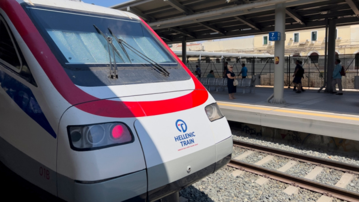 Τρένο προσέκρουσε σε πεσμένο δέντρο: Εκτελούσε το δρομολόγιο Χαλκίδα-Αθήνα