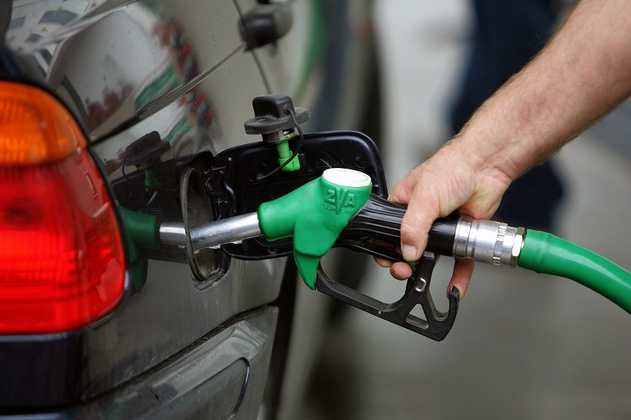 «Χειρόφρενο» λόγω ακρίβειας στα αυτοκίνητα- Απλησίαστες οι τιμές των καυσίμων