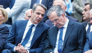 Κόντρα κυβέρνησης-Σαμαρά για τη νομιμοποίηση μεταναστών- Τι απαντούν Άδωνις-Μαρινάκης