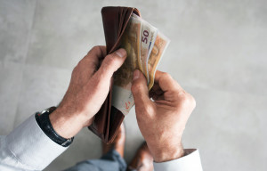 Ακρίβεια: Αυξήσεις μισθών και συντάξεων «εμπλουτίζουν» τα πολιτικά «αναχώματα»