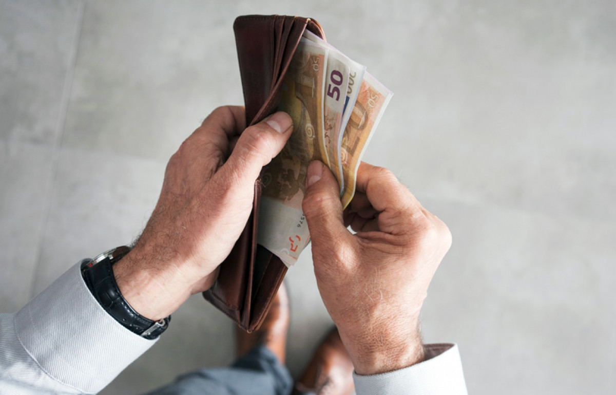 Ακρίβεια: Αυξήσεις μισθών και συντάξεων «εμπλουτίζουν» τα πολιτικά «αναχώματα»
