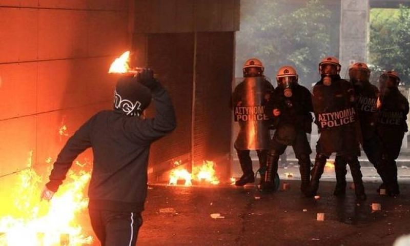 Επίθεση με μολότοφ σε διμοιρία ΜΑΤ στα γραφεία του ΠΑΣΟΚ
