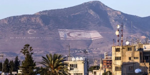 Κρίσιμες εκλογές στο ψευδοκράτος: Οι δημοσκοπήσεις δείχνουν ντέρμπι Τατάρ - Ερχιουρμάν