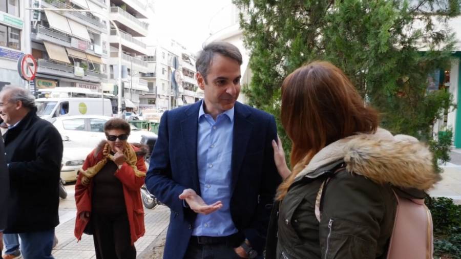 Ο Κυριάκος συνάντησε πάλι μαμά με καρότσι, αλλά πιο… συγκρατημένη