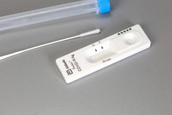 Φαρμακοποιοί: Δεν θα αρνηθούμε τη διάθεση self-test, αν υπάρχει σχέδιο