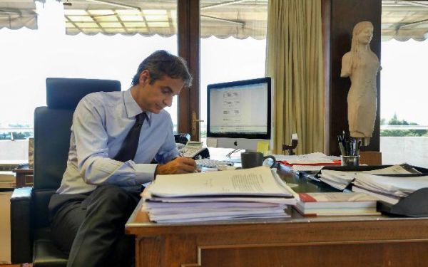 Le Monde: Τέλος στην κυριαρχία Καραμανλή