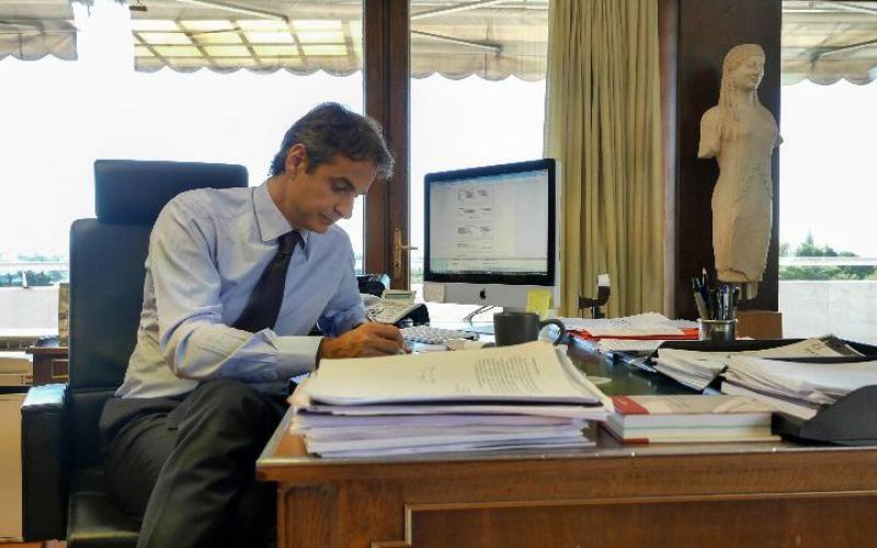 Le Monde: Τέλος στην κυριαρχία Καραμανλή