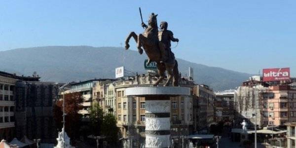 Βόρεια Μακεδονία: Βανδαλισμοί σε πινακίδες που τοποθετήθηκαν σε αγάλματα
