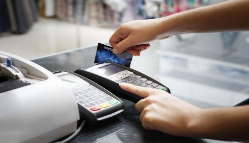 Το πλαστικό χρήμα κερδίζει τον Έλληνα-«Θύλακας» μετρητών το περίπτερο
