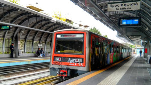 Κηφισιά: Αυτοκίνητο έπεσε στα κάγκελα του ηλεκτρικού- Ακινητοποιήθηκε διερχόμενος συρμός