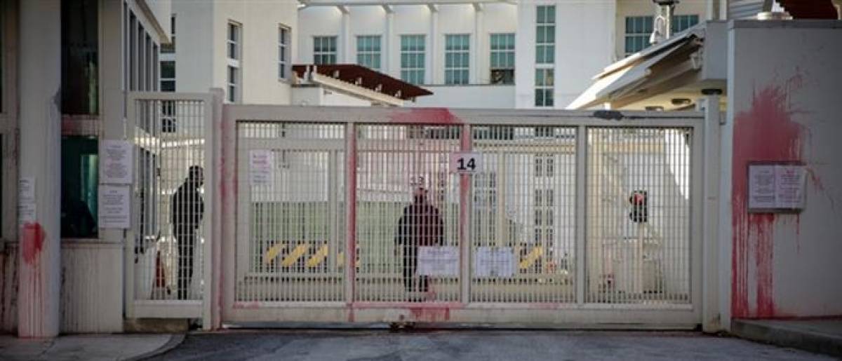 Δύο συλλήψεις για την επίθεση «Ρουβίκωνα» στην πρεσβεία των ΗΠΑ