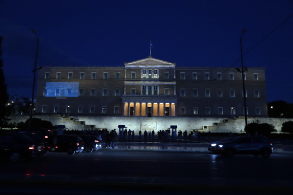 Βουλή: Φωταγωγήθηκε για τη Διεθνή Ημέρα Νοηματικών Γλωσσών