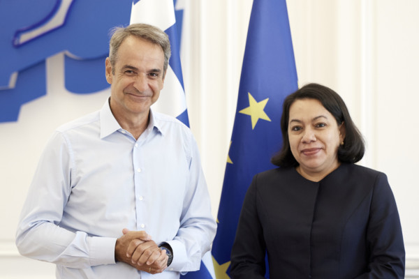 Συνάντηση του Κυριάκου Μητσοτάκη με την υποψήφια για τη θέση του Γενικού Γραμματέα του ΟΗΕ Carolyn Rodrigues – Birkett