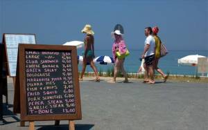 Αύξηση στις ταξιδιωτικές εισπράξεις τον Αύγουστο-Μειώθηκε η μέση ταξιδιωτική δαπάνη