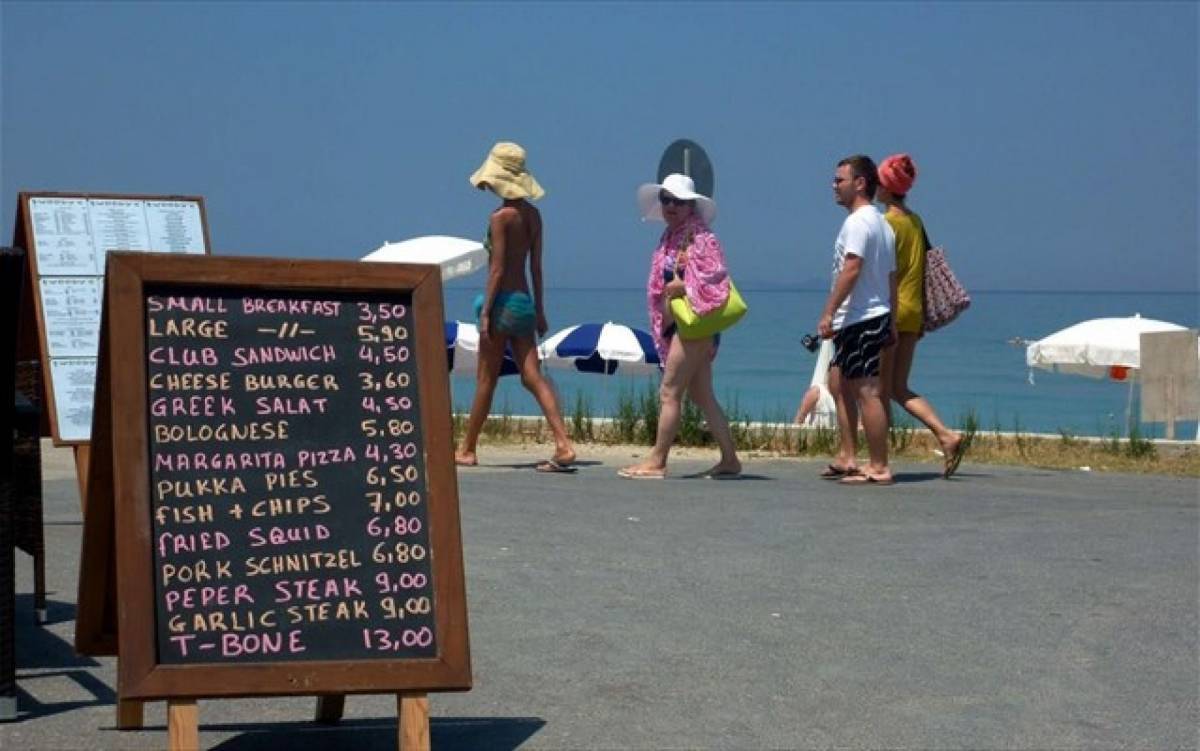 Αύξηση στις ταξιδιωτικές εισπράξεις τον Αύγουστο-Μειώθηκε η μέση ταξιδιωτική δαπάνη