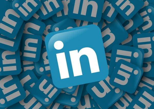 Και το LinkedIn εξετάζει «περιορισμό» του Τραμπ