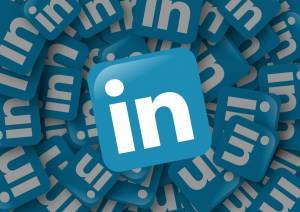 Και το LinkedIn εξετάζει «περιορισμό» του Τραμπ