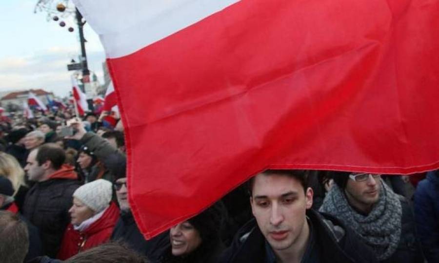 Η κυβέρνηση της Πολωνίας αυξάνει τον κατώτατο μισθό