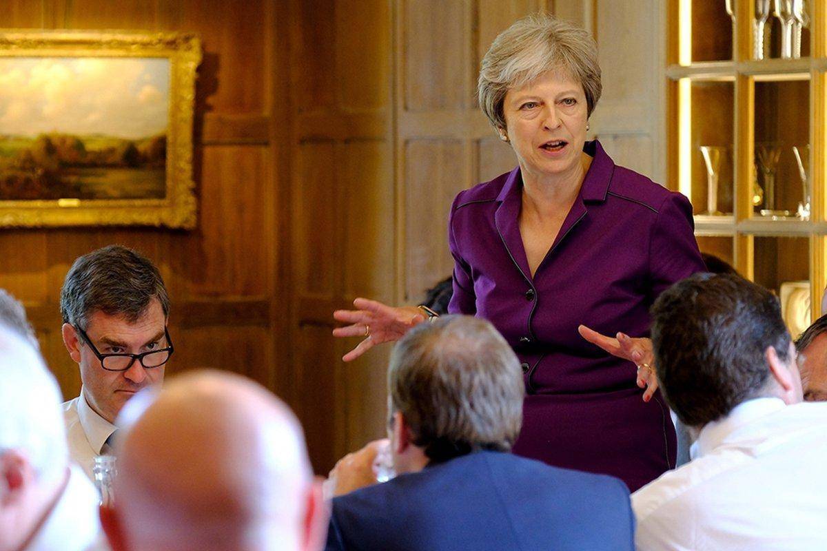 Η Μέι προειδοποιεί για «άτακτο» Brexit- Πληροφορίες για πρόταση μομφής