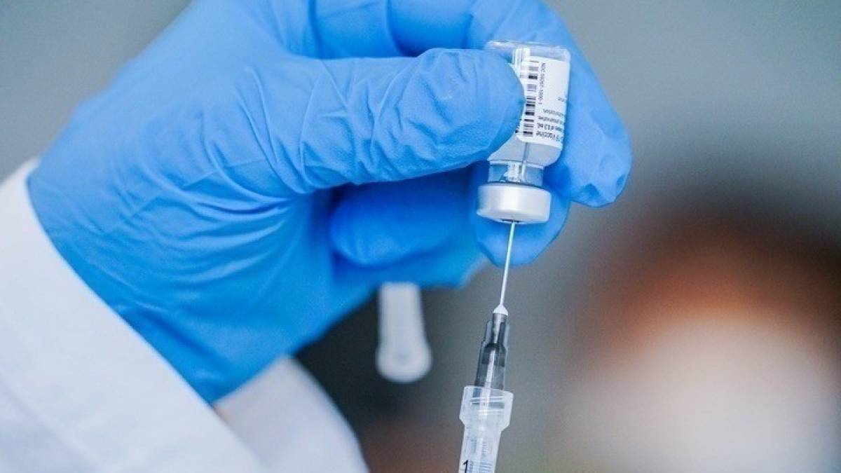 Κυβέρνηση:Σκέψεις για υποχρεωτικότητα τρίτης δόσης και διπλή μάσκα στα Μέσα