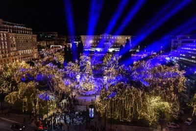 Φαντασμαγορική η φωταγώγηση του χριστουγεννιάτικου δέντρου στην Πλατεία Συντάγματος (photos)