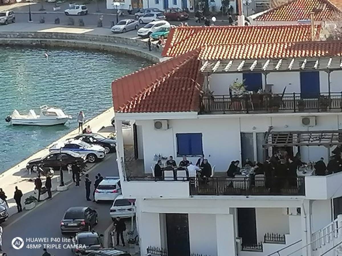 Πολιτική αντιπαράθεση για το γεύμα Μητσοτάκη στην Ικαρία