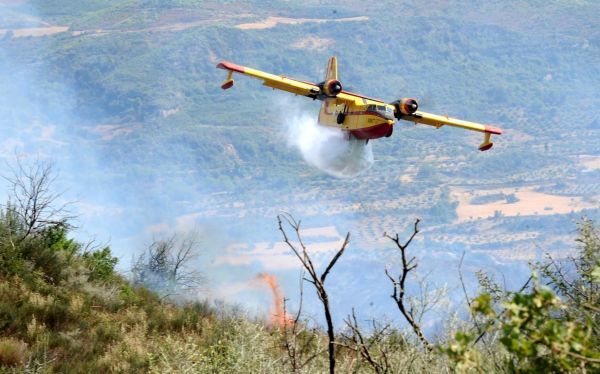 Λακωνία: Αναγκαστική προσγείωση καναντέρ-Χτυπούν καμπάνες για εκκένωση χωριών