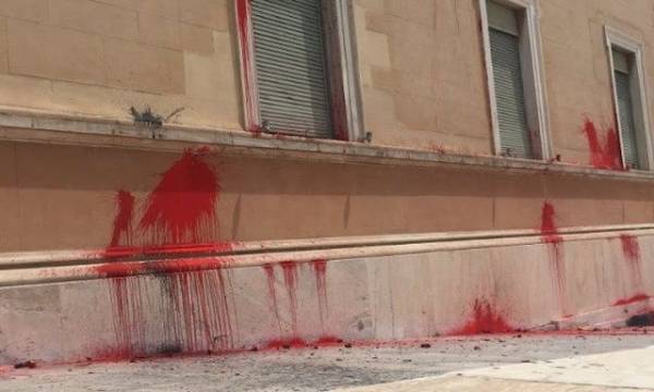 Επίθεση Ρουβίκωνα με μπογιές έξω από τα γραφεία του ΣΕΒ