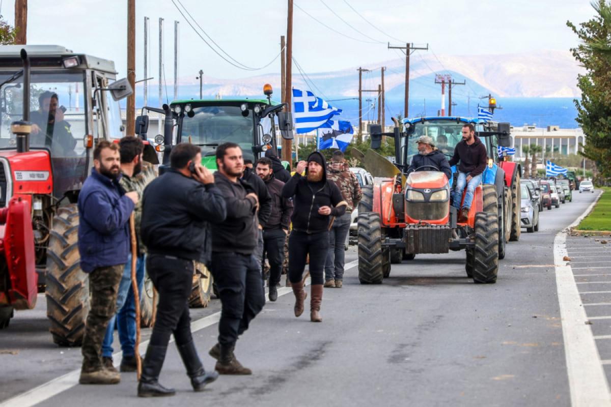 Το κυβερνητικό σχέδιο για εκτόνωση της έντασης στα μπλόκα – Οι αγρότες παραμένουν στη σκληρή γραμμή