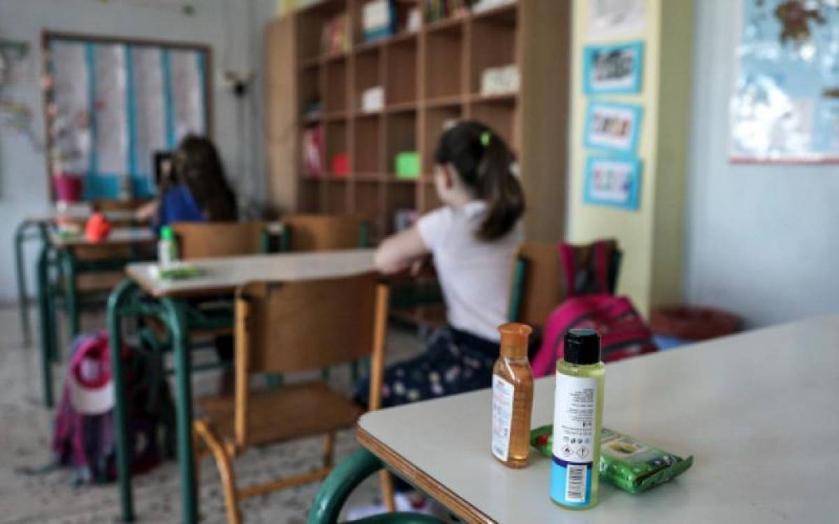 Ανεμβολίαστοι εκπαιδευτικοί: Πώς θα καλυφθεί το κόστος των τεστ