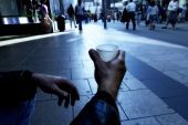 ΔιαΝΕΟσις: Κινδυνεύει με φτωχοποίηση η μεσαία τάξη στην Ελλάδα