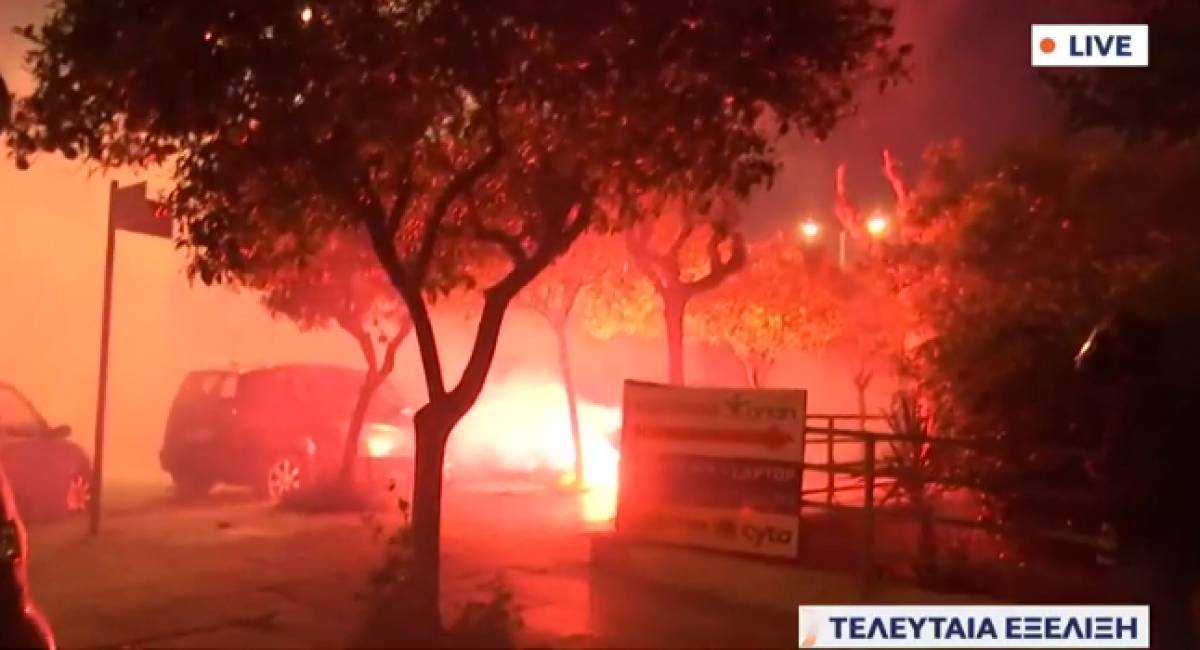 Πεδίο μάχης η Νέα Σμύρνη: Μολότοφ, χημικά, τραυματίας αστυνομικός