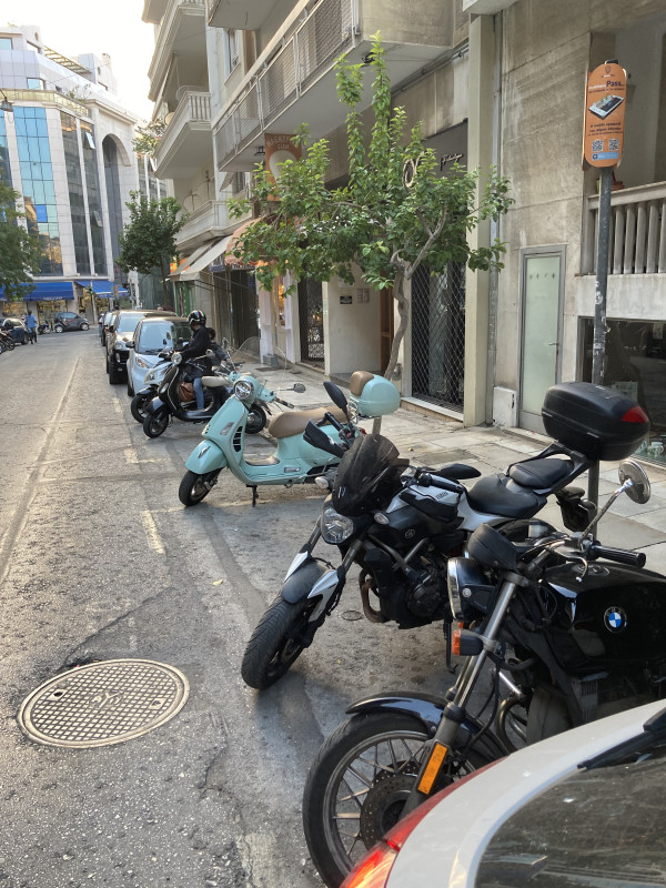 To «καβάτζωμα» πάρκινγκ και τα στραβά μάτια της Δημοτικής Αστυνομίας