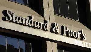 S&amp;P: Η Ελλάδα διατηρείται στο Β+ με θετικό outlook