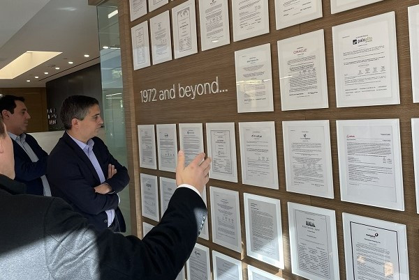 Επαφές Δήμα με Apple, Google και Sequoia Capital