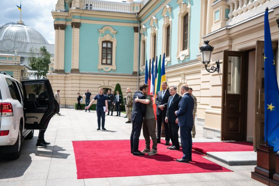 «Εναγκαλισμός» Μακρόν, Σολτς, Ντράγκι στην... ευρωπαϊκή Ουκρανία