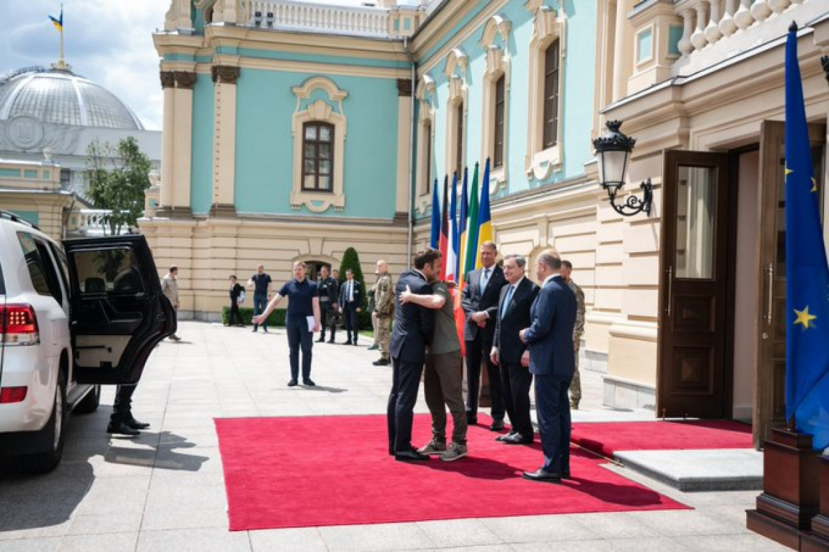«Εναγκαλισμός» Μακρόν, Σολτς, Ντράγκι στην... ευρωπαϊκή Ουκρανία