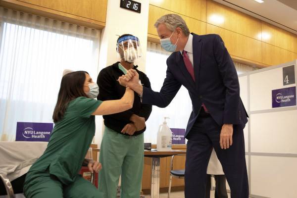 ΗΠΑ: Μεγάλες εταιρείες θα μπορούν να αναλαμβάνουν εμβολιασμούς