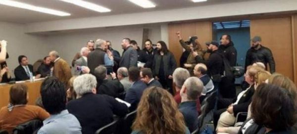 Εισβολή χρυσαυγιτών σε εκδήλωση της ΕΣΗΕΑ