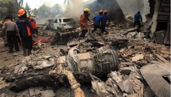 Ινδονησία:Τουλάχιστον 79 νεκροί από συντριβή στρατιωτικού αεροπλάνου