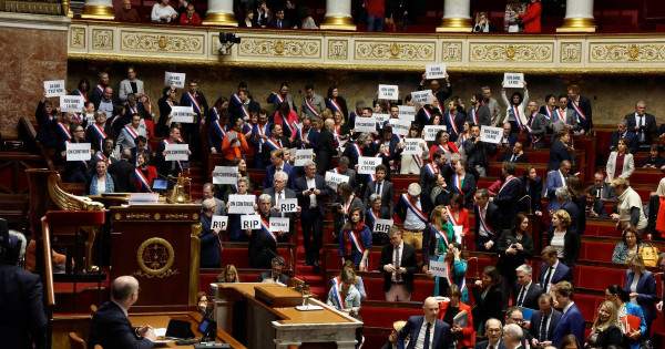 Γαλλία: Στο... παρά 9 απορρίφθηκε η πρόταση μομφής κατά Μακρόν
