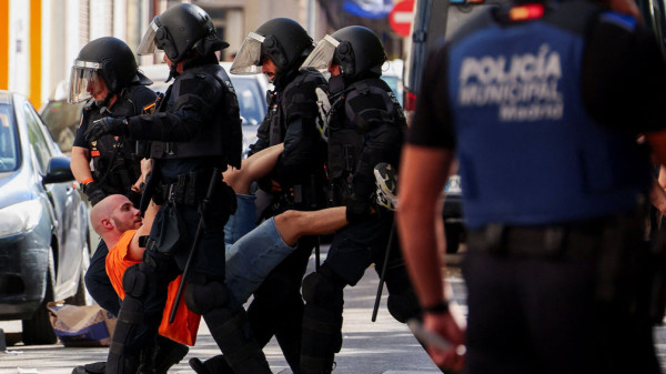 Ισπανία: Οι βίαιες εξώσεις, η στεγαστική κρίση και ο πληθωρισμός που «καλπάζει»